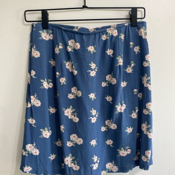 American Eagle Floral Mini Skirt - Size Small - Trendy & Chic - Picture 5 of 9